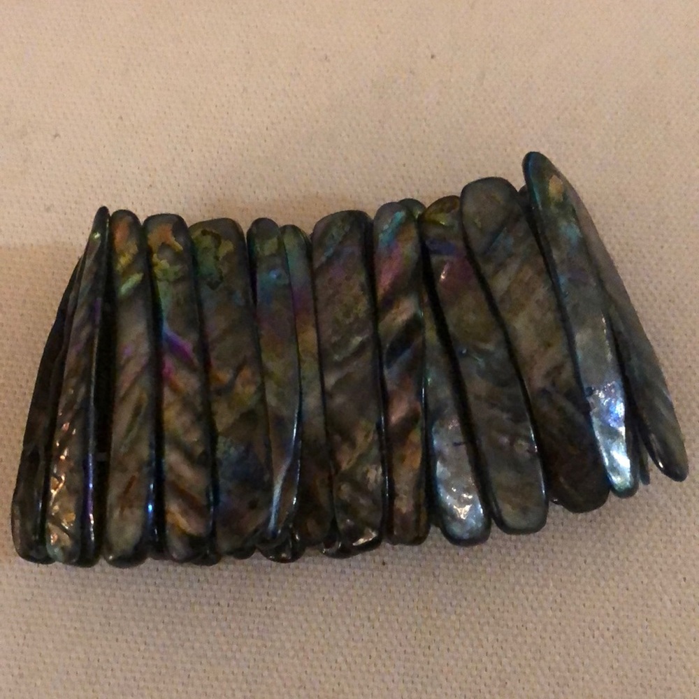 Stretch iridescent black shell bracelet